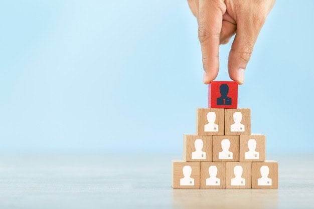 Цагаан хүний дүрс бүхий модон блокоор хийсэн пирамидын орой дээр хүний дүрс бүхий улаан блок байрлуулсан гар нь тэдний компанид энтрепренер гарч ирэхийг бэлэгддэг. - Business.MN