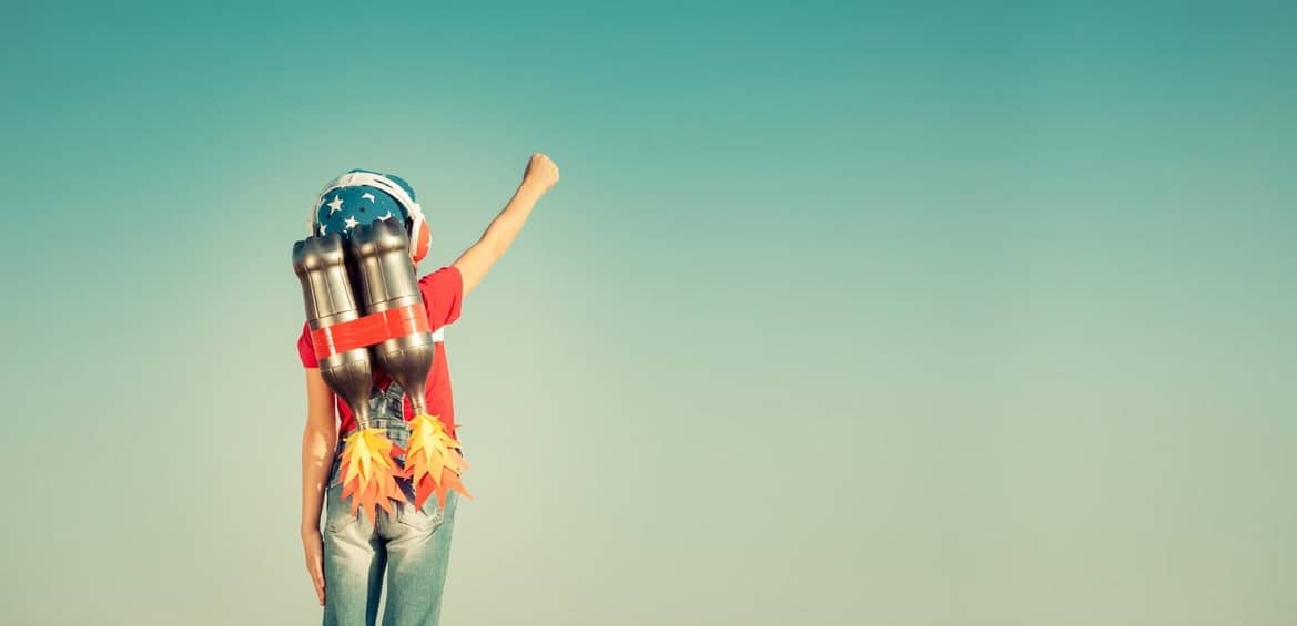 Дуулга, гар хийцийн пуужин өмссөн хүүхэд нэг гараа өргөөд, шинэ адал явдалд ороход бэлэн энтрепренерийн сүнсийг шингээсэн цэлмэг цэнхэр дэвсгэрийн эсрэг тэнгэрийг харж байна. - Business.MN