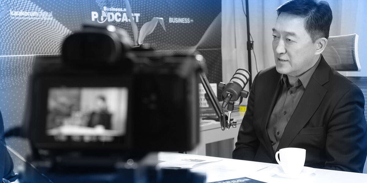 Энтрепренерийн мөн чанарыг шингээсэн костюм өмссөн эр урд талын камертай подкаст бичлэг хийх үеэр микрофон руу ярьж байна. - Business.MN