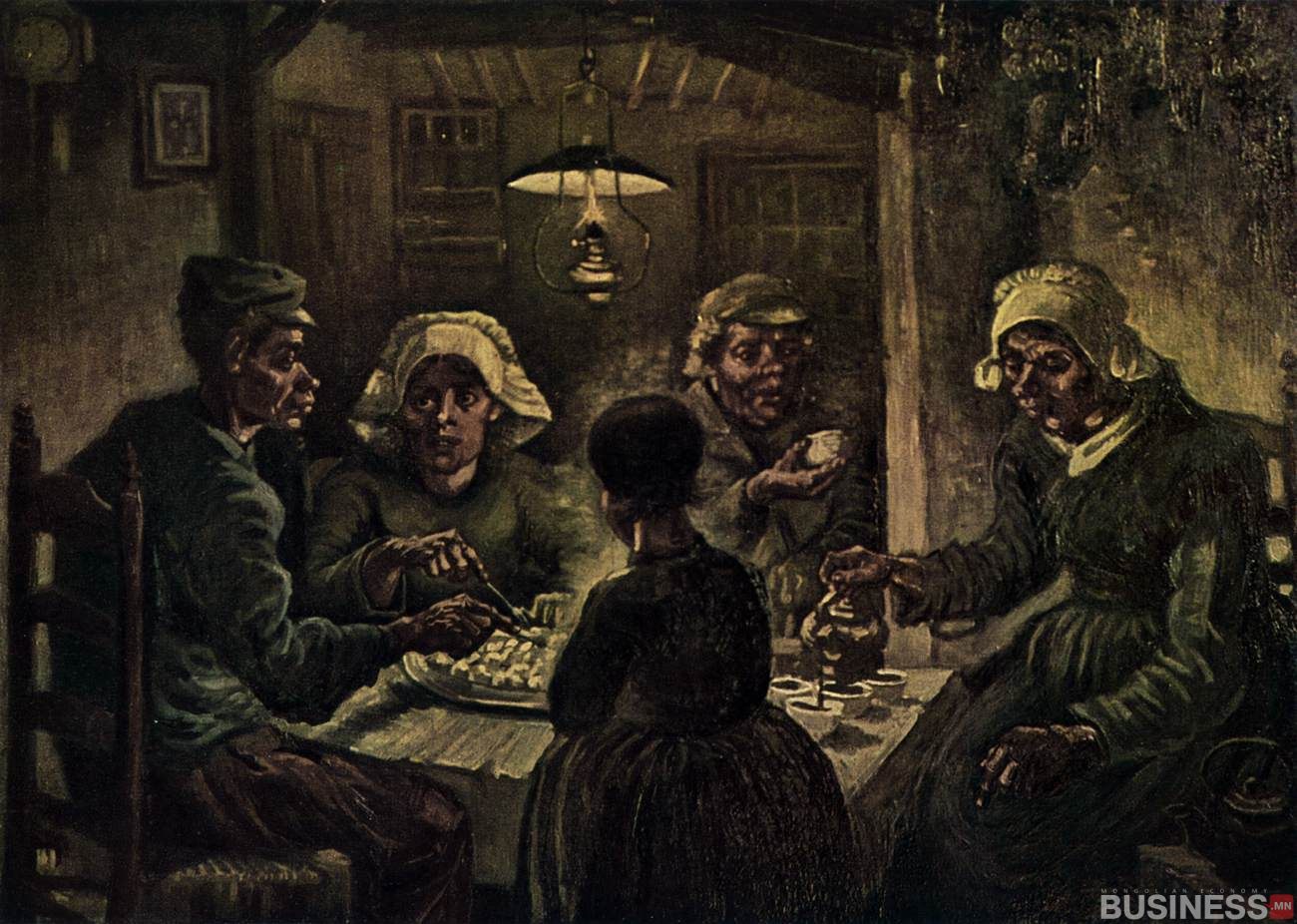 Бүдэг гэрэлтэй өрөө таван хүн ширээ тойрон цугларч, хоол идэж байна. Дээр нь тосон чийдэн өлгөөтэй, нүүрийг нь гэрэлтүүлнэ. Модон ширээ, энгийн даруухан хувцастай, тансаг орчинтой. - Business.MN