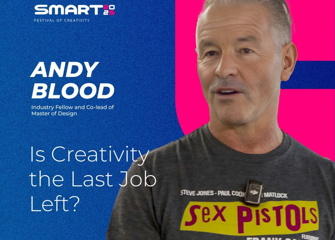 Sex Pistols" цамцтай саарал үстэй эр SMART: бүтээлч фестивальд зориулсан хөх, ягаан өнгийн графикийн өмнө ярьж байна. Текст: "Бүтээлч байх сүүлчийн ажил үлдсэн үү? Энди Блад, Салбарын ажилтан, Дизайны магистрын ахлагч. - Business.MN