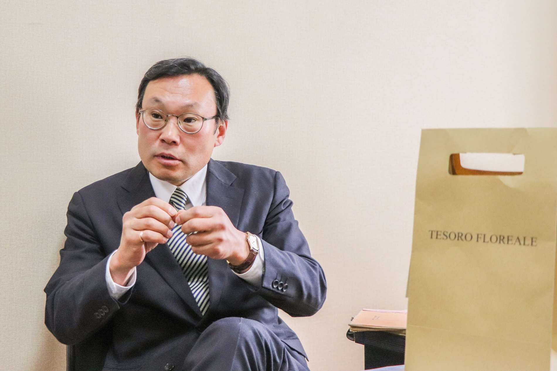 Костюм, нүдний шил зүүсэн хүн "TESORO FLOREALE. - Business.MN