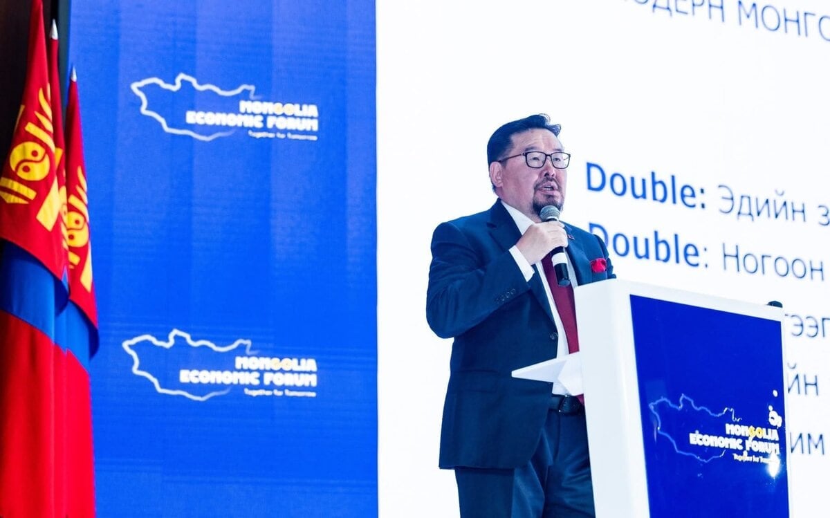 Г.Занданшатар эдийн засгийн форум 2025 дээр илтгэл тавьж буй нь