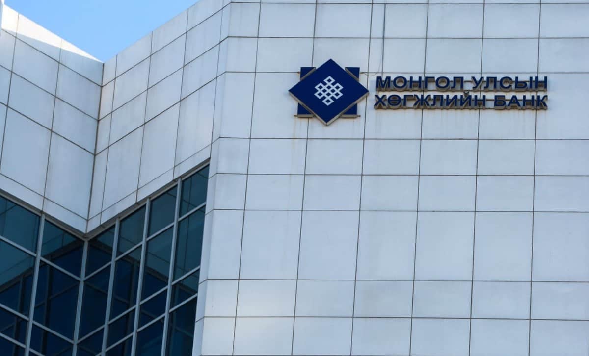 Том шилэн цонхтой орчин үеийн цагаан барилга нь гадна талдаа цэнхэр өнгийн геометрийн лого, монгол бичигтэй нь Монгол Улсын Хөгжлийн банк гэдгийг илтгэнэ. Цаана нь тэнгэр цэлмэг, цэнхэр өнгөтэй байгаа нь Монголын бизнесийн орчныг урагшлуулж буй бизнес эрхлэгчдийн хүсэл тэмүүллийн илэрхийлэл юм. - Business.MN