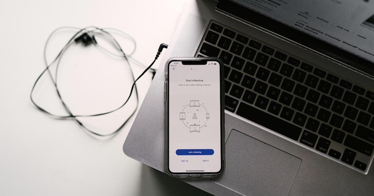 Дэлгэцэн дээрээ нээгдэж, зөөврийн компьютерын гар дээр байрлуулсан, ойролцоох чихэвчтэй, видео хурлын программтай ухаалаг утас нь бизнес эрхэлдэг эсвэл компаниа алсаас удирдаж буй аливаа энтрепренерт зайлшгүй шаардлагатай тохиргоо юм. - Business.MN