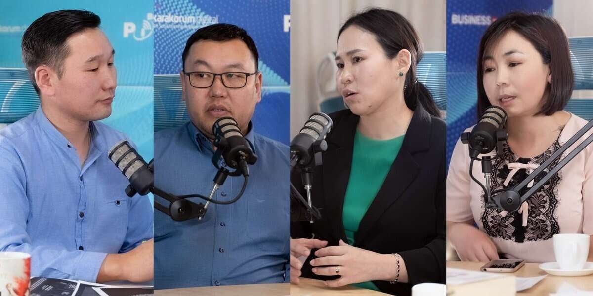 Дөрвөн хүн микрофоны өмнө сууж, хэлэлцүүлэг эсвэл подкастын нэг хэсэг мэт харагдаж байна. Тэд ажил хэргийн хувцас өмсөж, харилцан яриа өрнүүлж байна. - Business.MN