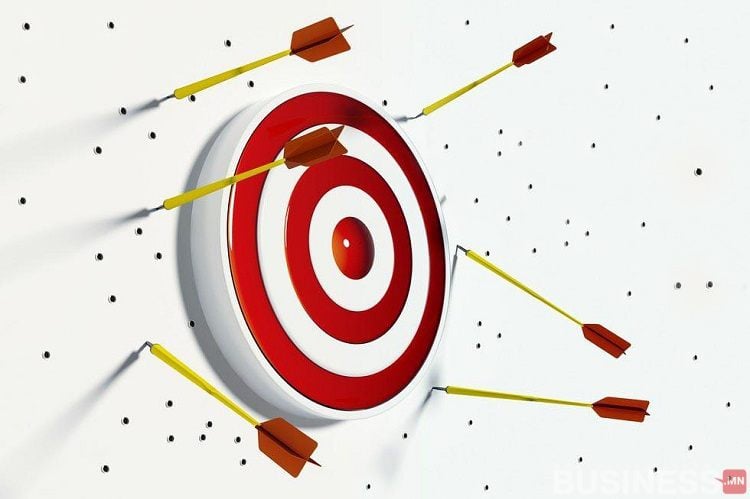 Бизнесийн зорилгодоо хүрэхийн тулд энтрепренер тулгарч буй сорилтуудыг бэлгэддэг улаан, цагаан төвлөрсөн тойрог, төвийг нь алгасан зургаан сумтай бай. - Business.MN