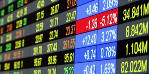 Төрөл бүрийн хувьцааны үнэ, үнэ цэнэ, хувь хэмжээг харуулсан дижитал хөрөнгийн зах зээлийн самбарын ойрын зураг. Арын дэвсгэр дээр ногоон, улаан, цэнхэр үзүүлэлтүүдийн хослолыг харуулсан бөгөөд энэ нь хувьцааны үнэ цэнийн өөрчлөлтийг эерэг ба сөрөг хувиар илэрхийлдэг бөгөөд энэ нь аливаа бизнес эрхлэгчдэд чухал ач холбогдолтой ойлголт юм. - Business.MN