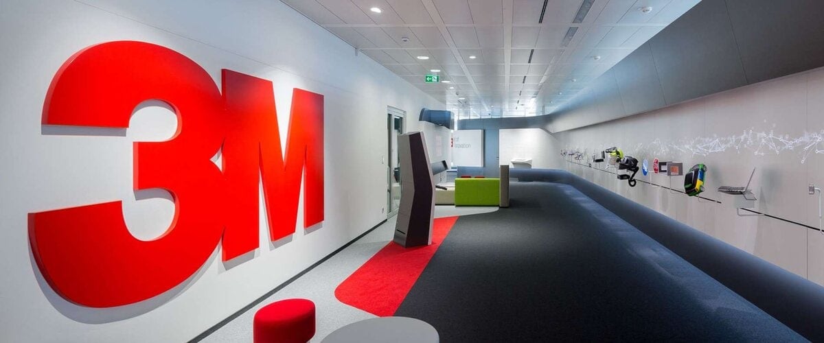 Ханан дээрх том улаан 3M лого бүхий хонгил, орчин үеийн тавилга, коридорын дагуух янз бүрийн технологийн дэлгэцүүд нь мэргэжлийн бизнесийн уур амьсгалыг төрүүлдэг. - Business.MN