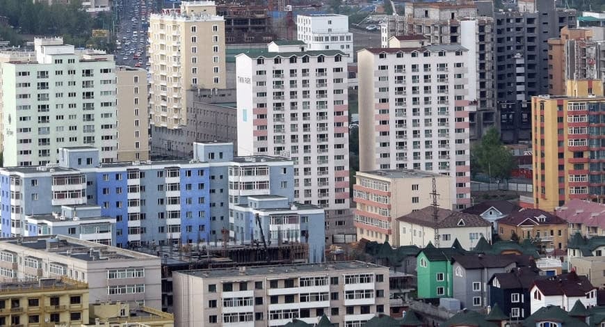 Цагаан, хөх, ягаан зэрэг янз бүрийн өнгөт өндөр давхар орон сууц зэрэг олон төрлийн орон сууцны барилгуудыг багтаасан хотын дүр төрх. Энэхүү барилгууд нь орчин үеийн болон уламжлалт архитектурын хэв маягийг хослуулсан тул бизнес эрхлэхэд тохиромжтой орчинг бүрдүүлдэг. - Business.MN