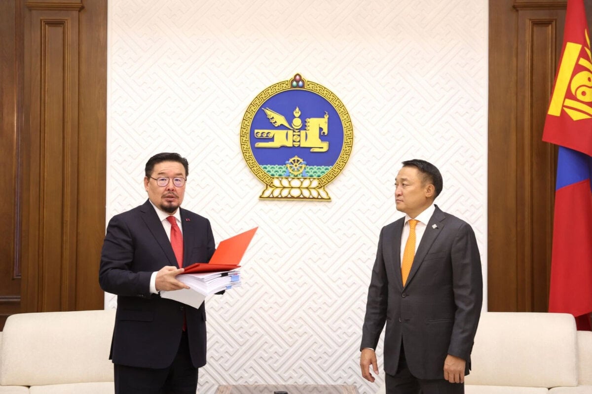 2026 оны төсөвт тусгаснаар багшийн цалин хөлсний бүтцийг сайжруулахад 100 тэрбум ₮-ийн хувьсах зардал нэмнэ.