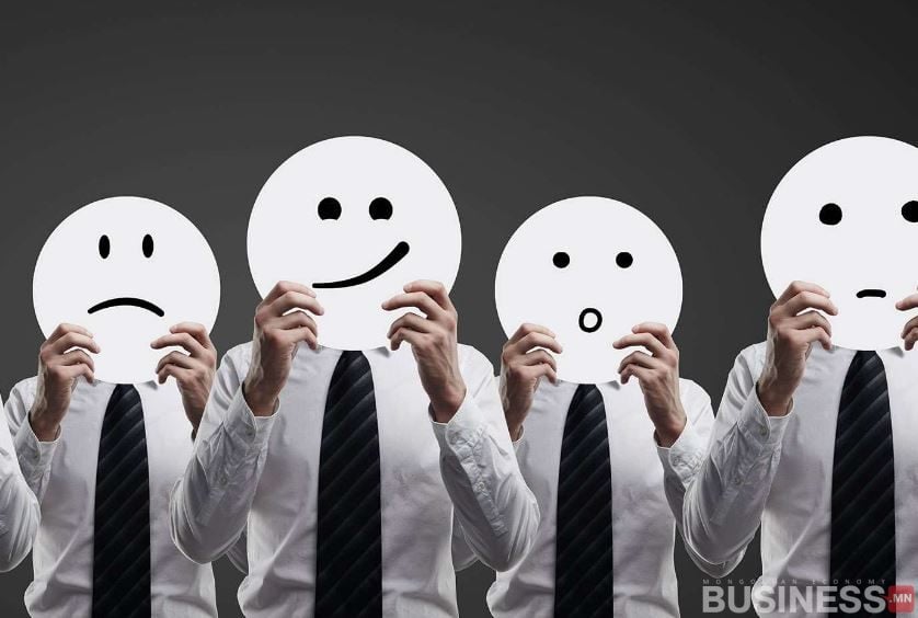 Цамц, зангиа зүүсэн дөрвөн энтрепренер толгойнхоо өмнө дугуй хэлбэртэй эможи барьдаг бөгөөд янз бүрийн сэтгэл хөдлөлийг илэрхийлдэг. - Business.MN