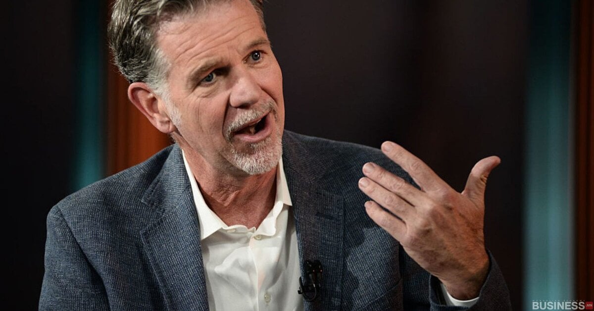 Пиджак, цагаан цамц өмссөн хүн бүр энтрепренер харагдах бөгөөд бизнесийнхээ талаар ярилцлага өгөхдөө баруун гараараа дохио зангаагаар ярьж байна. - Business.MN