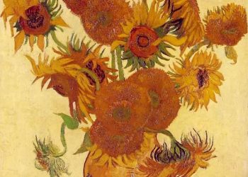 Том, эрч хүчтэй наранцэцэгээр дүүргэсэн ваарны зураг. Цэцэг нь цэцэглэлтийн үе шатаараа ялгаатай бөгөөд шар, улбар шар, хүрэн өнгөөр дүрслэгдсэн, энгийн шар дэвсгэр дээр байрлуулсан. Ваар нь модон гадаргуу дээр байрладаг. - Business.MN