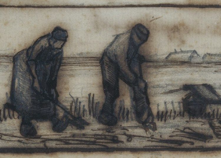 Талбайд ажиллаж байхдаа бөхийж буй хоёр хүний бүдүүвч зураг. Тэд ургац хурааж байгаа бололтой. Цаана нь байшин барилга, сүмийн шонтой жижиг хот бий. Энэ үзэгдэл нь растик, монохромат хэв маягтай. - Business.MN