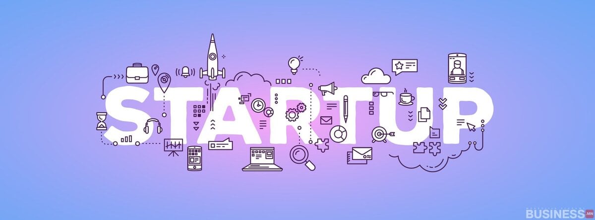 Цэнхэр, нил ягаан өнгийн градиент дэвсгэр дээр зөөврийн компьютер, пуужин, гэрлийн чийдэн, араа зэрэг бизнесийн дүрс бүхий STARTUP" текст нь шинэ компани эхлүүлэхэд бэлэн энтрепренерийн сүнсийг илэрхийлдэг. - Business.MN