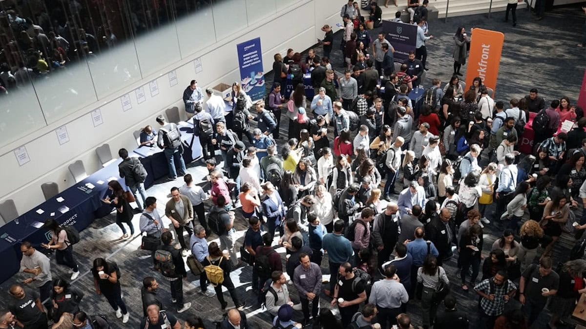 Нетворкинг хийж байгаа бизнес эрхлэгчид