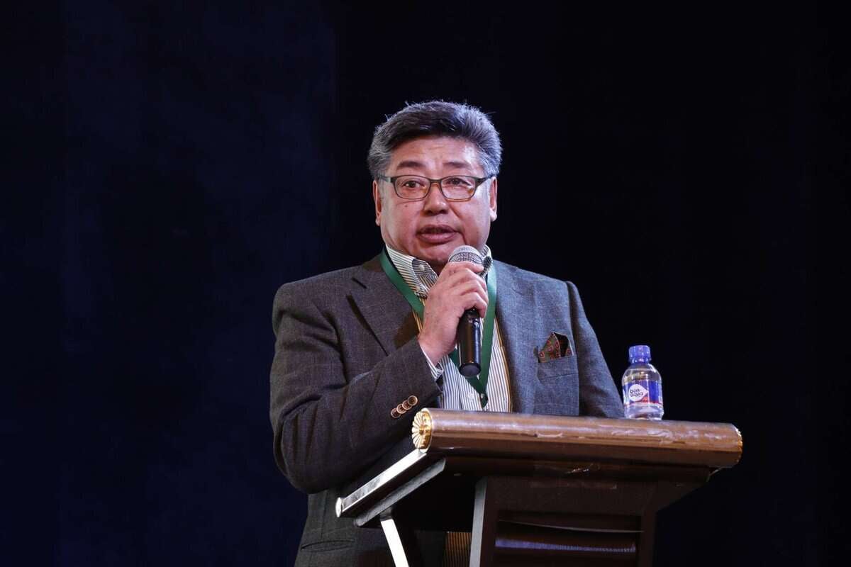 Хурц хувцастай энтрепренер илтгэлийн үеэр индэр дээр микрофоноор ярьж, бизнесийн стратегийн талаарх ойлголтоо үзэгчидтэй хуваалцахдаа өөртөө итгэлтэй байна. - Business.MN