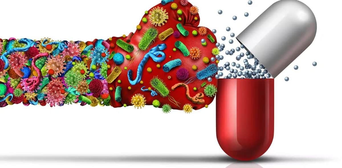 Төрөл бүрийн микробууд нударга үүсгэж, улаан, цагаан капсулыг цоолж, жижиг бөмбөрцөг асгарч байгааг харуулсан өнгөлөг, дэлгэрэнгүй дүрслэл нь бактерийн антибиотикт үзүүлэх нөлөөг илтгэнэ. - Business.MN