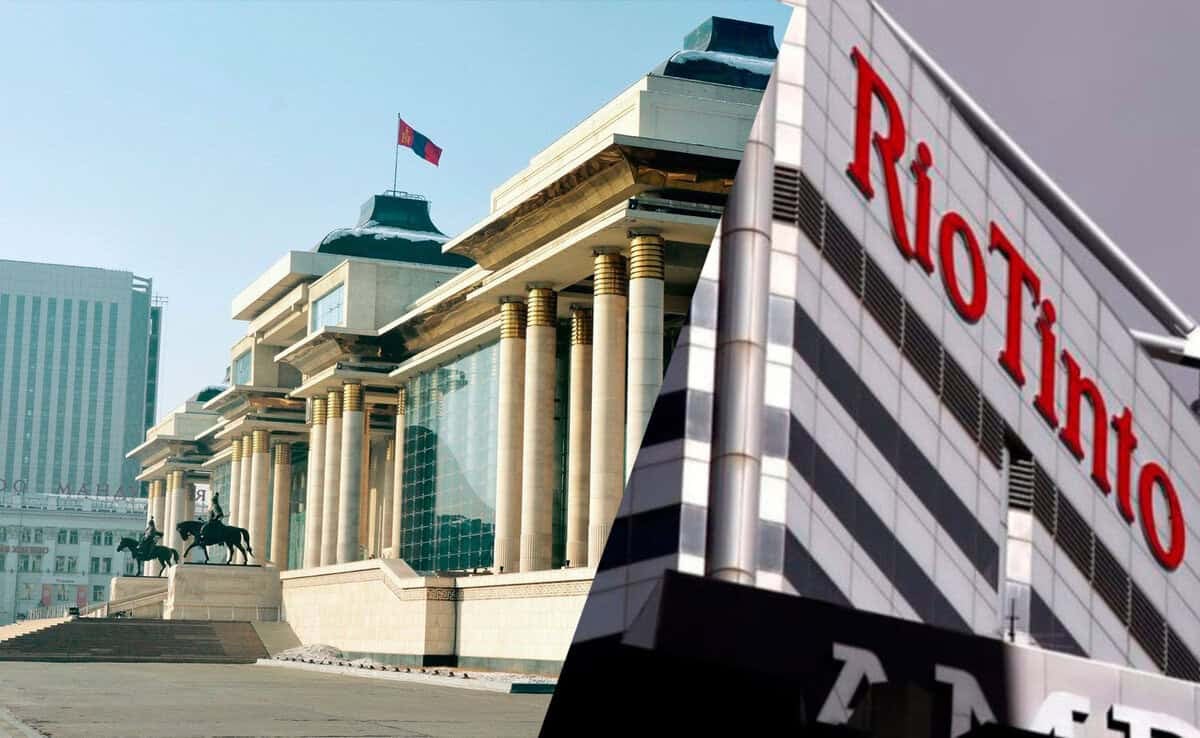 Сүхбаатарын талбай, Рио Тинтогийн төв оффисын дэргэд, Монгол Улсын нийслэл Улаанбаатар хот, Сүхбаатарын талбайд байрлах Төрийн ордон, логог нь орчин үеийн барилгын нүүрэн талд тодоор харуулсан нийлмэл зураг нь бизнесийн өндөр ур чадвар, бизнес эрхлэх сэтгэлгээний илэрхийлэл юм. - Business.MN