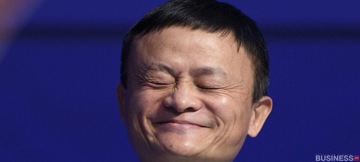 Богино хар үстэй хүн цэнхэр дэвсгэр дээр нүдээ аниад инээмсэглэж байна. - Business.MN