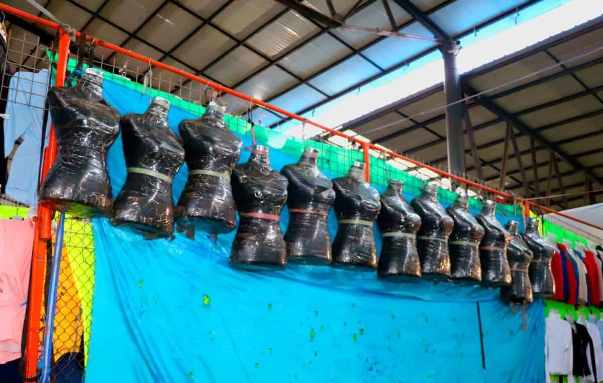 Хуванцараар ороосон хар их биетэй манекенүүдийг захын ханан дээр байрлуулсан байна. Аливаа энтрепренерийн хүсэл тэмүүллийг илэрхийлдэг хана нь хөх, ногоон өнгийн даавуугаар хучигдсан бөгөөд баруун талд нь зарим хувцас өлгөөтэй байдаг. Агуулахын тааз нь дээр харагдаж байна. - Business.MN