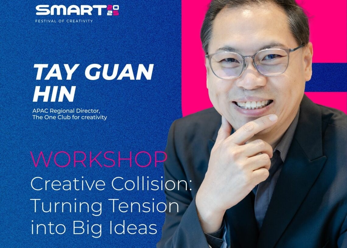 Костюм, нүдний шил зүүсэн инээмсэглэж буй эр эрүүгээ гараараа барьж байна. Цэнхэр дэвсгэр дээр "Тай Гуан Хин, бүтээлч фестивалийн семинар: Бүтээлч мөргөлдөөн: хурцадмал байдлыг том санаа болгон хувиргах" гэсэн бичвэрийг арга хэмжээ, түншийн лого бүхий бичвэртэй. - Business.MN