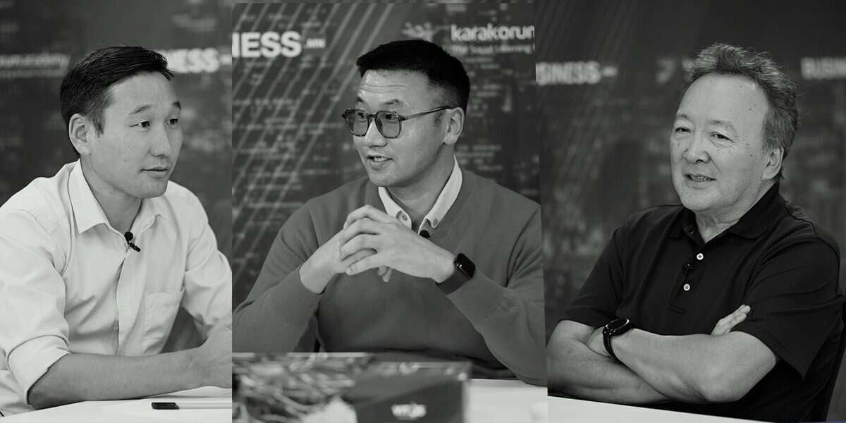 Ярилцаж буй гурван эрийн хар цагаан зураг. Тэд "БИЗНЕС" гэж дахин дахин хэвлэсэн дэвсгэрийн өмнө сууж байна. Зүүн талд байгаа хүн, энтрепренер, цайвар өнгийн цамц өмсдөг; дундах нь нүдний шил, цаг зүүдэг; баруун талд байгаа хүн хар өнгийн поло цамц өмссөн байна. - Business.MN