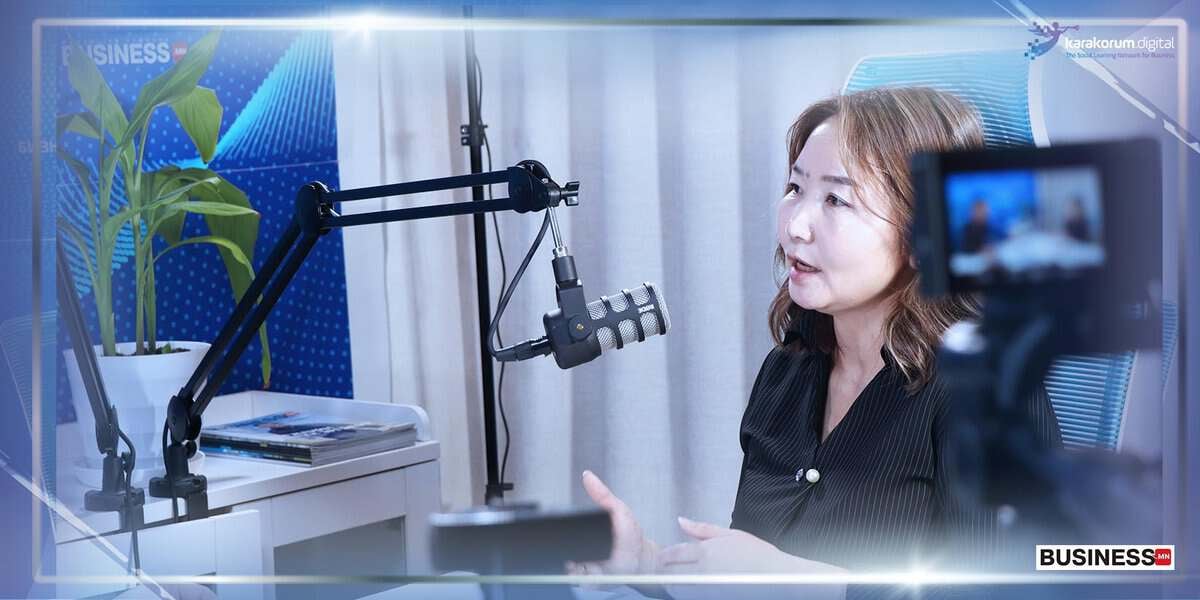 Энтрепренер эмэгтэй студид камер, цаана нь ургамал бүхий бичлэг хийх үеэр микрофоноор ярьж байна. - Business.MN