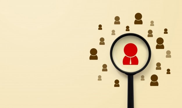 Цайвар шар дэвсгэр дээр хэд хэдэн бор дүрсний дунд зангиа зүүсэн улаан дүрсийг харуулсан томруулдаг шил нь компаниа байгуулж буй энтрепренерийг төлөөлдөг. - Business.MN