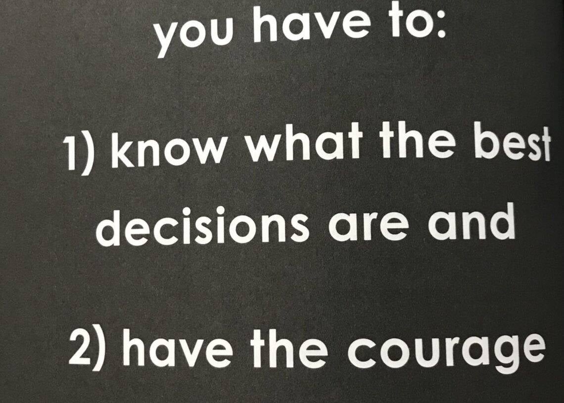 Харанхуй дэвсгэр дээрх бичвэр: "Хамгийн сайн сайхан амьдрахын тулд та: 1) хамгийн сайн шийдвэр юу байдгийг мэдэх, 2) тэдгээрийг гаргах зоригтой байх ёстой. - Business.MN