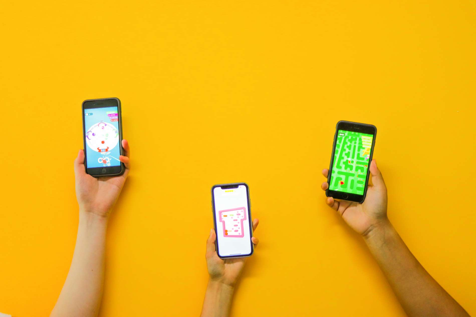 Дэлгэцэн дээрээ янз бүрийн тоглоом бүхий ухаалаг утас барьсан гурван гар нь тод шар өнгийн дэвсгэр дээр байрлуулсан нь амжилттай компанийг хөгжүүлдэг хөгжилтэй, бүтээлч байдлыг харуулж байна. - Business.MN