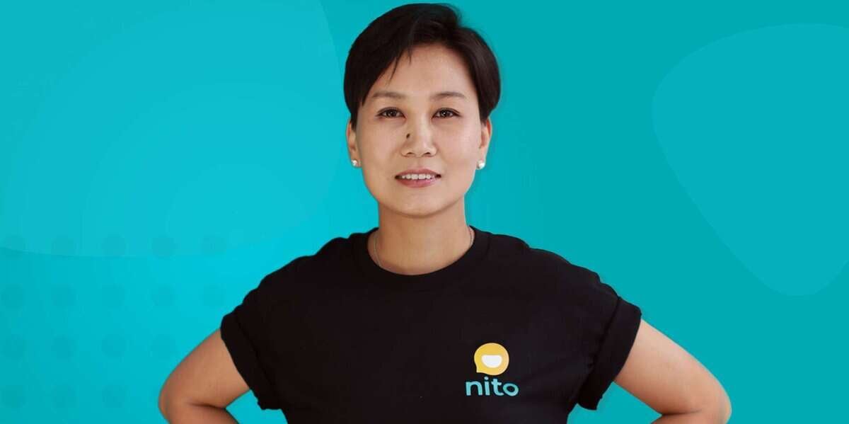 "Nito" логотой подволк өмссөн дур булаам энтрепренер нь хөх-ногоон дэвсгэр дээр гараа ташаан дээрээ тавьж, орчин үеийн бизнест зайлшгүй шаардлагатай инноваци, жолоодлогын сүнсийг агуулсан өөртөө итгэлтэйгээр зогсоно. - Business.MN