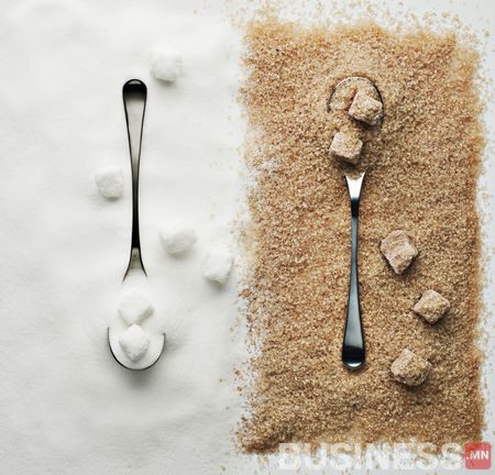 Хоёр халбага зэрэгцэн хэвтэж, нэг нь цагаан нунтагласан элсэн чихэр, нөгөө нь бор элсэн чихэр дээр байрладаг. Халбага бүр нь элсэн чихэртэй таарч тохирох элсэн чихэртэй шоо байдаг. Газар нь тараагдсан шоо бүхий цагаан, хүрэн хэсгүүдэд хуваагдана. - Business.MN