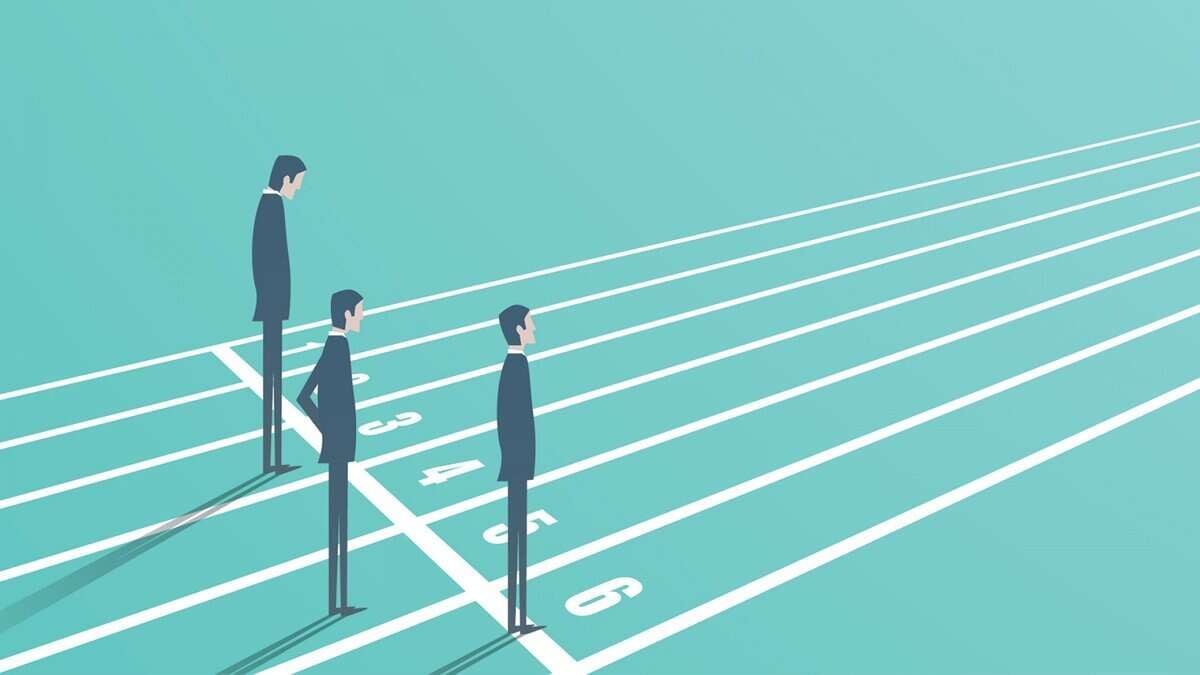 Гүйлтийн зам дээр зогсож буй бизнесийн костюмтай гурван энтрепренерийн зураг. Тэд 3, 4, 5-р эгнээний гарааны шугам дээр байрлаж, уралдахад бэлэн байна. Энэхүү дүр зураг нь бизнес болон спортын тэмцээний элементүүдийг цайвар өнгийн дэвсгэртэй хослуулсан. - Business.MN