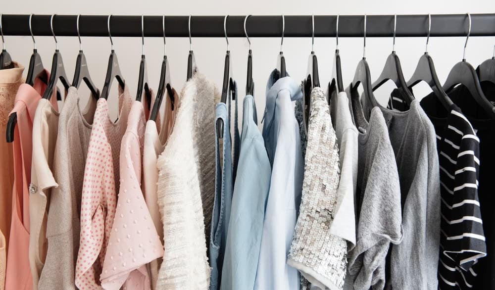 Цамц, цамц, хүрэм зэрэг янз бүрийн хувцасны өлгүүр. Өнгө нь пастел ягаан, цэнхэрээс эхлээд төвийг сахисан саарал, цагаан хүртэл, бүтэцтэй, хээтэй цөөн хэдэн хэсэгтэй. Бүгдийг нь цагаан дэвсгэр дээр хар өлгүүрт цэвэрхэн өлгөв. - Business.MN