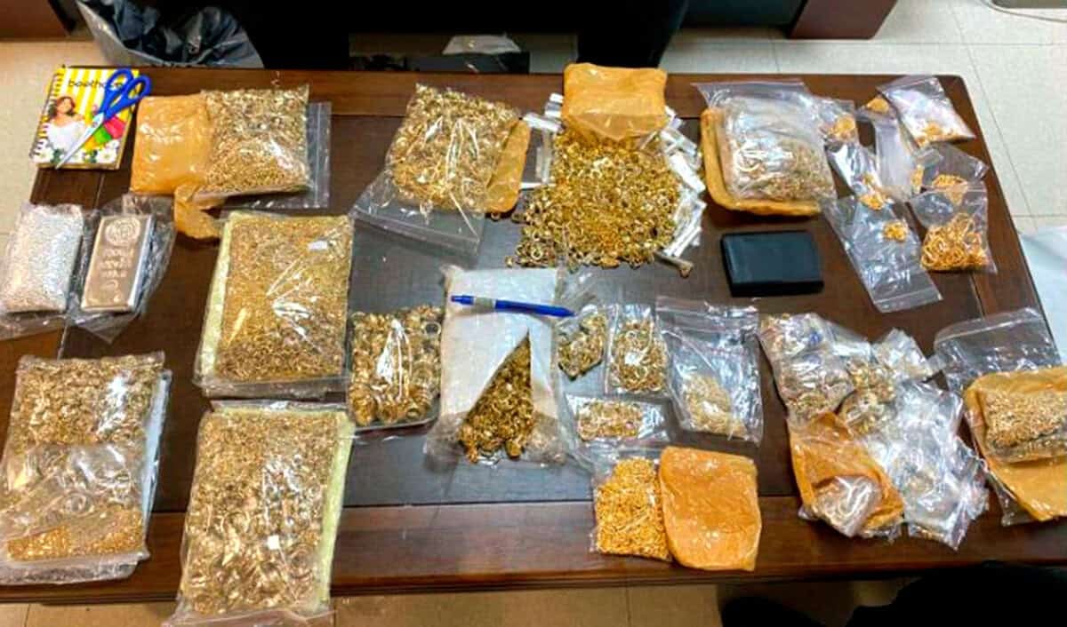 Алтан үнэт эдлэлээр дүүргэсэн янз бүрийн тунгалаг гялгар уутаар бүрсэн ширээ нь цэцэглэн хөгжиж буй бизнесийг илтгэнэ. Эдгээр зүйлс нь гинж, бөгж, бугуйвч, жижиг хэрэгслүүд орно. Зарим хэсэг нь цаасан боодолтой, үзэг, хайч, жижиг дэвтэр зэрэг тархай бутархай зүйл нь ажил дээрээ энтрепренер байгааг илтгэнэ. - Business.MN