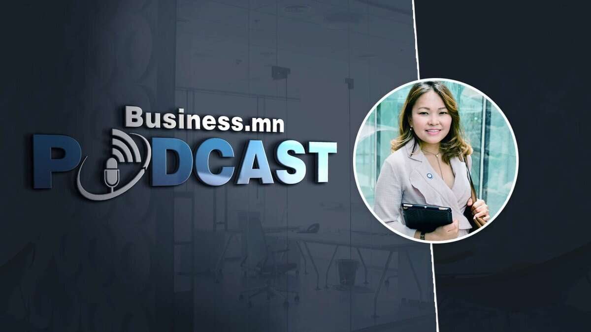 "Business.mn" сайтын "PODCAST" гэсэн үгийг микрофон графиктай харуулсан подкаст хавтас. Баруун талд байгаа дугуй зураг дээр цайвар өнгийн цамц өмсөж, цүнх барьсан эмэгтэй инээмсэглэж байна. Арын дэвсгэр нь орчин үеийн оффисын орчинг дүрсэлсэн. - Business.MN