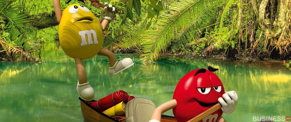 Сэлүүрт завиар M&M-ийн хоёр дүр; шар нь айж, олсноос зуурч байгаа бол улаан нь бизнес эрхэлдэг бизнес эрхлэгч шиг булингартай усаар эргэлдэж байна. - Business.MN