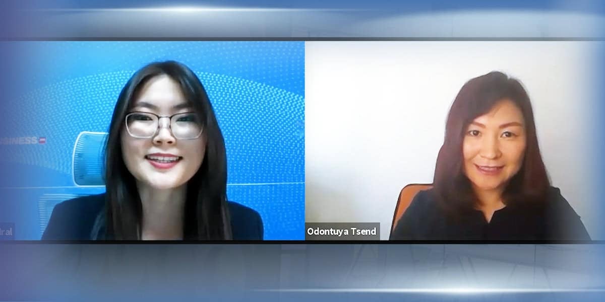 Хоёр эмэгтэй видео дуудлага хийж байна. Зүүн талд байгаа эмэгтэй урт хар үстэй, нүдний шил зүүсэн, цэнхэр дэвсгэрийн өмнө сууж байна. Баруун талд байгаа эмэгтэй урт хар үстэй, энгийн цагаан дэвсгэрийн өмнө сууж байна. Хоёулаа инээмсэглэж, бизнес эрхлэх стратеги эсвэл бизнесийнхээ талаар ярилцаж байгаа байх. - Business.MN