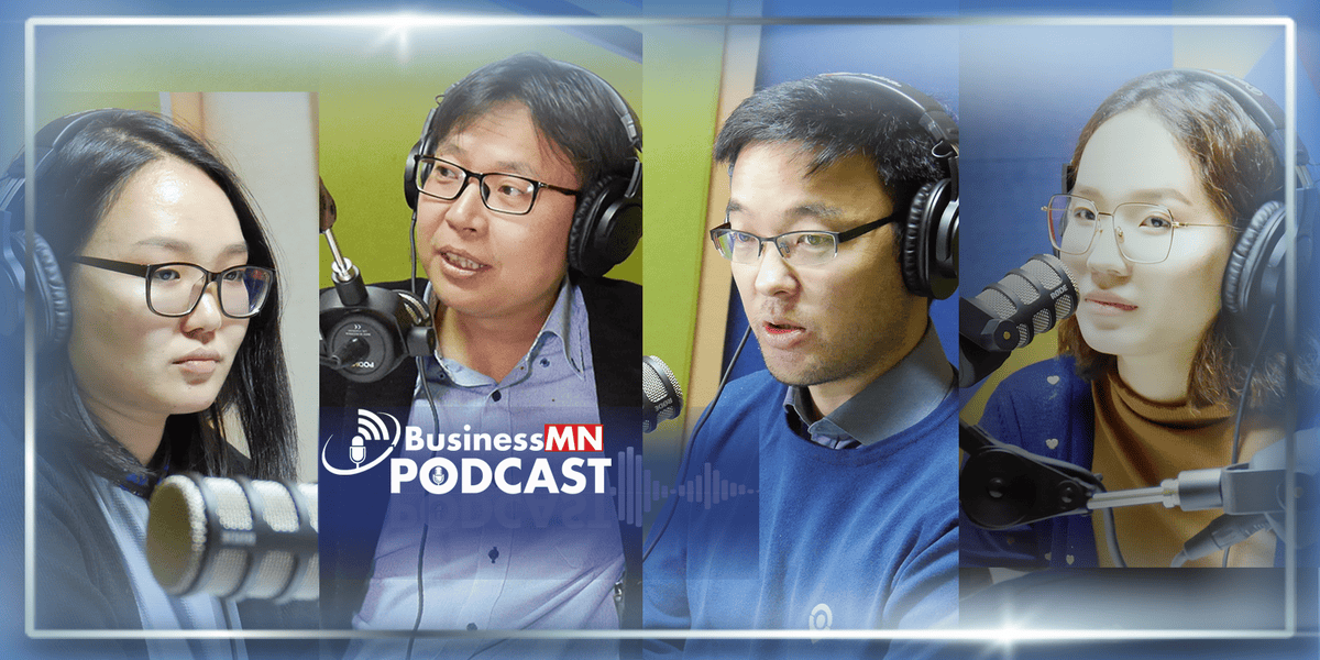 Чихэвч зүүсэн дөрвөн хүн микрофоноор ярьж, подкаст бичлэг хийх хэсэгт оролцож байна. Зурагт дууны долгионы график бүхий "BusinessMN Podcast" бичвэр орсон байна. - Business.MN