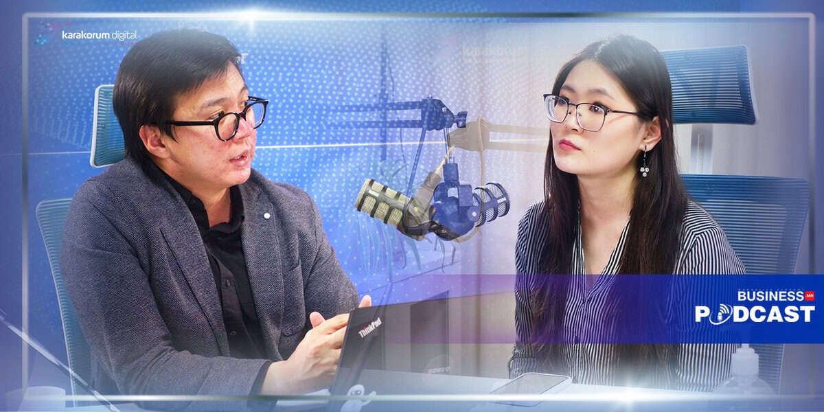 Энтрепренер, эмэгтэй хоёр хүн орчин үеийн студид микрофоны өмнө суугаад бизнесийн подкаст бичиж байна. - Business.MN