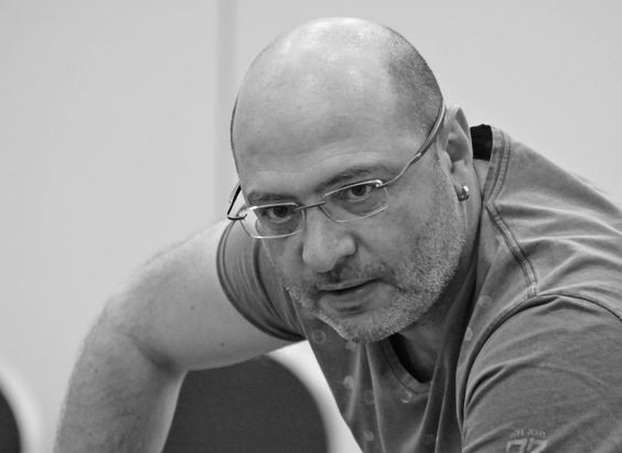 Подволк өмссөн шилтэй, ямаатай эр урагш тонгойж, бодолтой харагдаж байна. - Business.MN