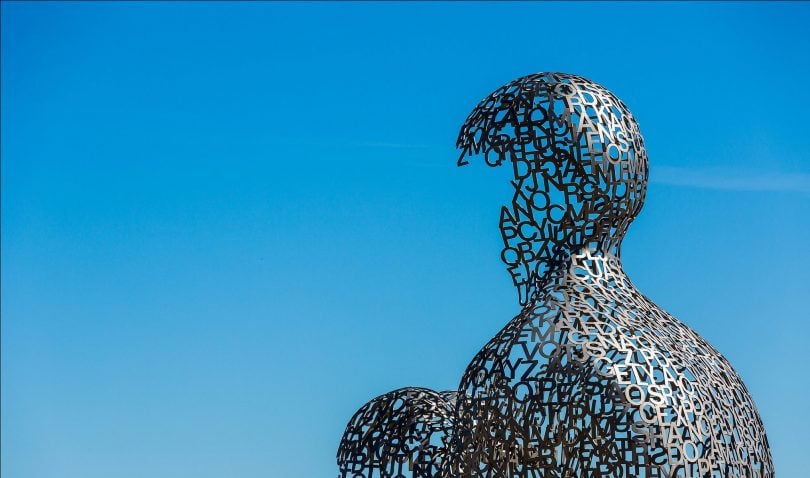 Цэлмэг хөх тэнгэрт сүлжилдсэн төмөр үсгээр хийсэн хүний дүрс бүхий баримал. - Business.MN