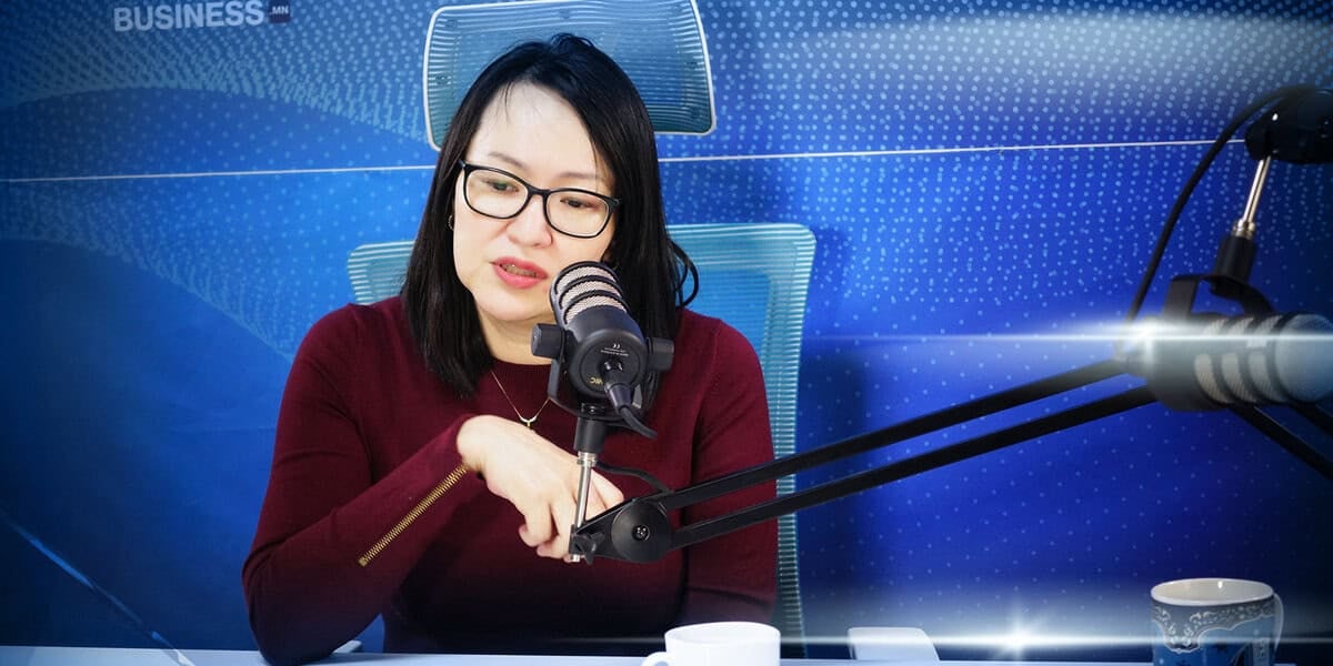 Цэнхэр дэвсгэртэй дуу бичлэгийн студид микрофоноор ярьж буй улаан цамцтай хүн хамгийн сүүлийн үеийн бизнесийнхээ талаар ярилцаж байна. - Business.MN