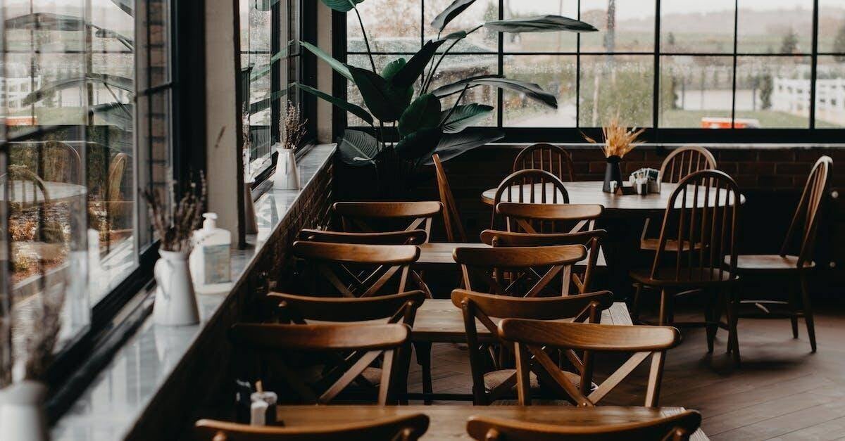 Байгалийн гэрэл тусдаг том цонхтой тохилог доторх кафе. Модон сандал ширээг цэвэрхэн зассан. Том ваартай ургамал нь ногоон байгууламжийг нэмж, хатаасан цэцэг, гар ариутгагч сав зэрэг жижиг чимэглэлийг цонхны тавцан дээр байрлуулж, бизнес эрхлэгчид болон бизнес эрхлэгчдийн уулзалтад тохиромжтой газрыг бий болгодог. - Business.MN