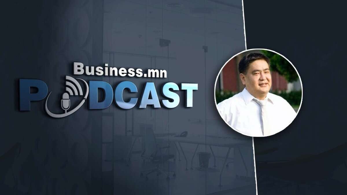 Бизнес.мн Подкастын нүүрэн талын зураг, баруун талд цагаан цамц, зангиа зүүсэн инээмсэглэж буй энтрепренерийн дугуй хөрөг бүхий мэргэжлийн оффисын дэвсгэр зураг. "Подкаст" гэдэг үг нь микрофоны дүрс бүхий том цэнхэр үсгээр тод харагдаж байна. - Business.MN