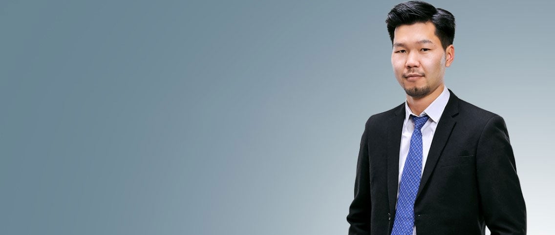 Хар костюм, цэнхэр зангиа өмссөн бизнес эрхлэгч нь саарал-цэнхэр өнгийн дэвсгэр дээр итгэлтэйгээр зогсож байна. - Business.MN