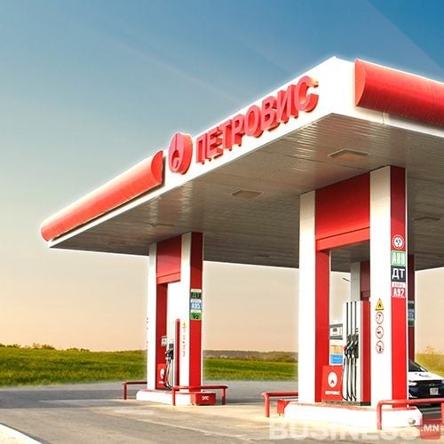 Цэлмэг тэнгэр, өвслөг дэвсгэр дээр "Петровис" гэж бичсэн улаан, цагаан шатахуун түгээх станц нь түүний өсөн нэмэгдэж буй бизнесийг бахархалтайгаар илэрхийлж байна. - Business.MN