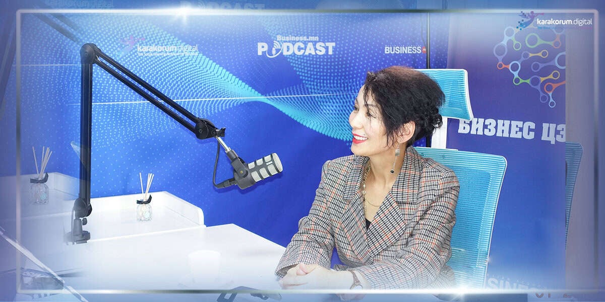 Энтрепренер цэнхэр өнгөт чимэглэл бүхий подкаст студид микрофоны өмнө суугаад хамгийн сүүлийн үеийн бизнесийнхээ талаарх ойлголтоо хуваалцаж байна. - Business.MN